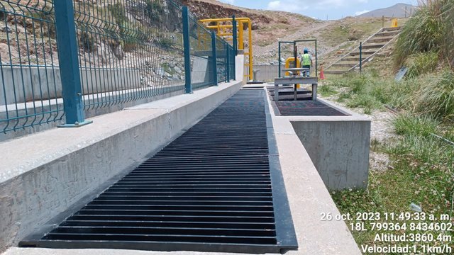 Canal y rejilla de la captación de la planta de agua potable