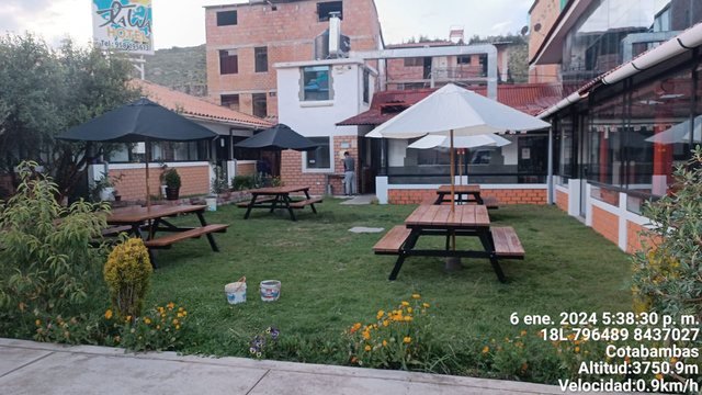 Patio y fachada del Hotel Tawa acondicionado para capacitaciones