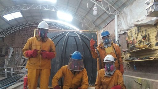 Equipo de soldadura de CURSA fabricando una estructura de juegos