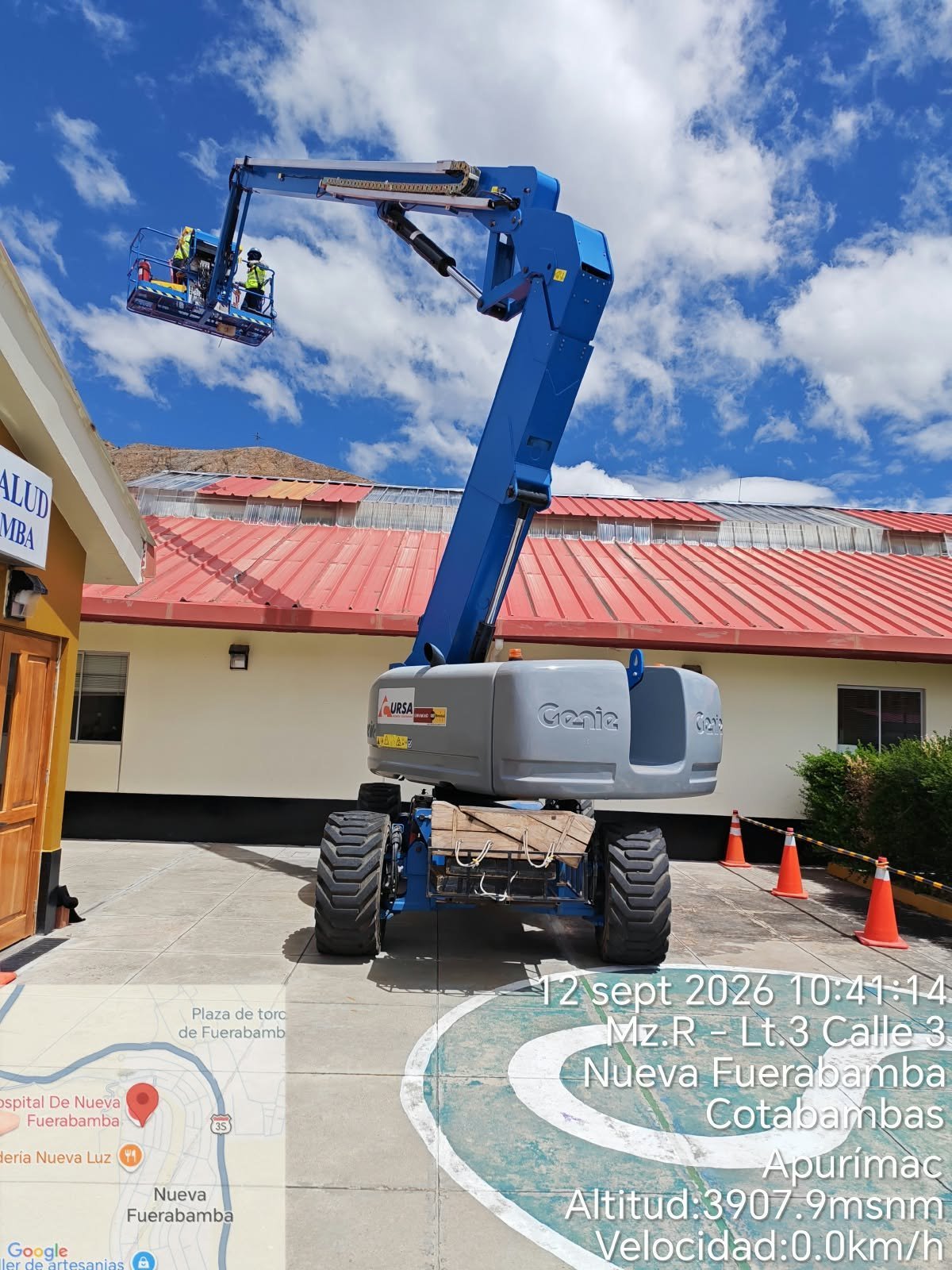 Manlift de CURSA con dos operarios en la canastilla, trabajando en altura en Nueva Fuerabamba